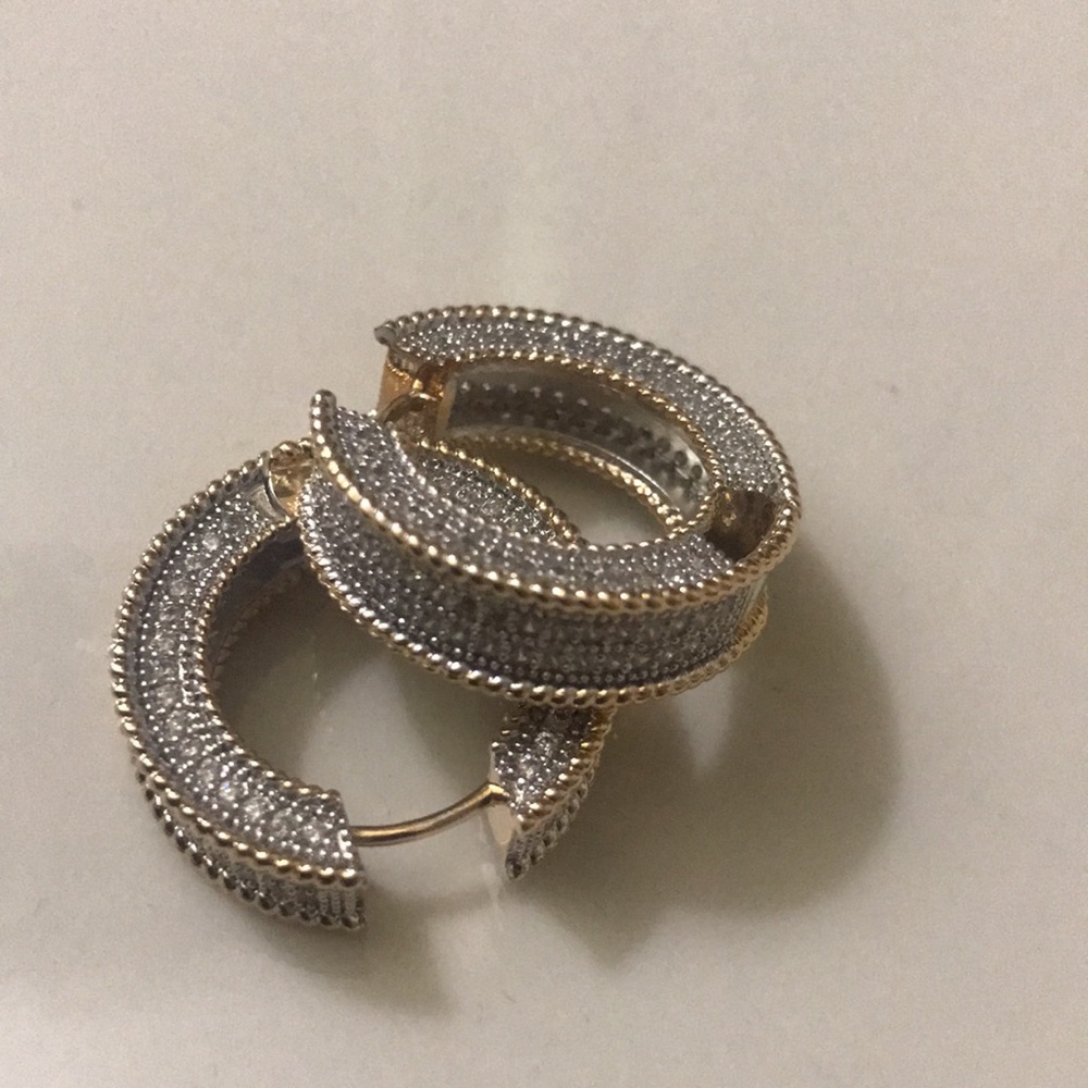 Diamonds gold earrings round